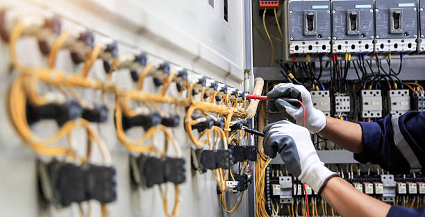 Professional Electrician technician working in Marquette Heights, IL